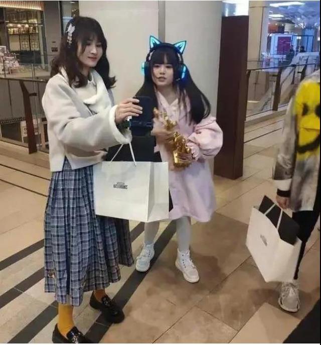 女主播靠呆萌外表人气飙升，路人照曝光后网友心碎表示：什么玩意