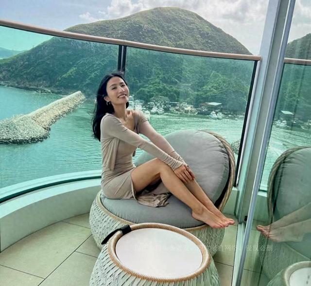 香港瑜伽女神与闺蜜夜蒲狂欢，贴身连衣裙秀好身材