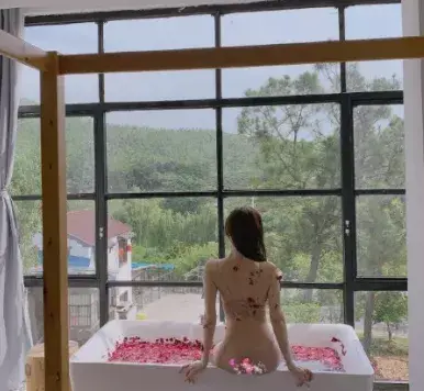 最骚的女主播是(漏X漏腿女主播性感浴照被爆)