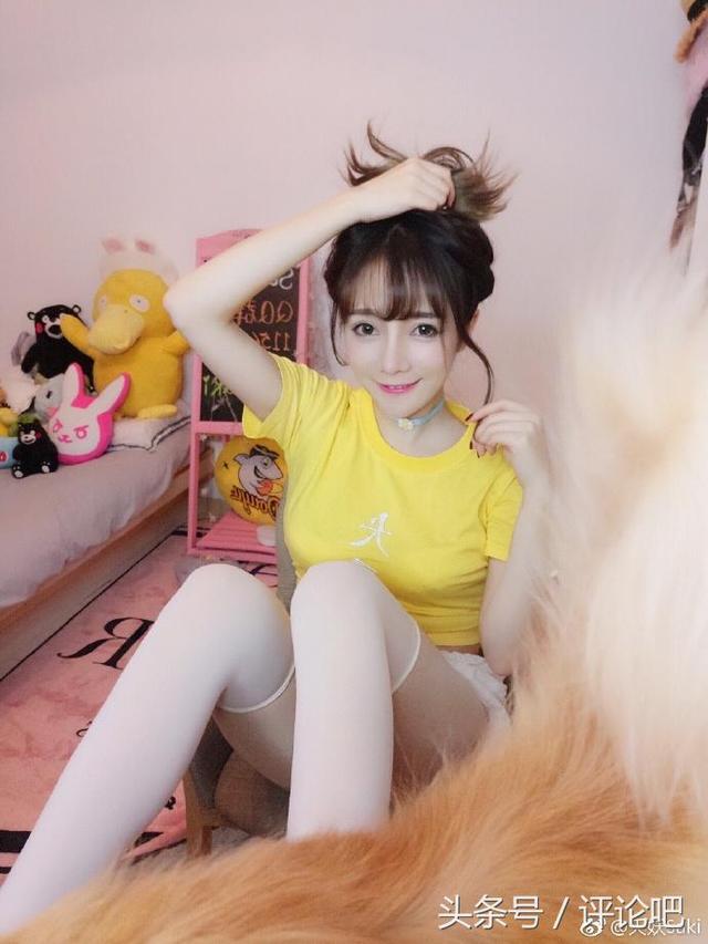 天妖Saki胸大腿长还穿丝袜：一言不合就秀一字马！