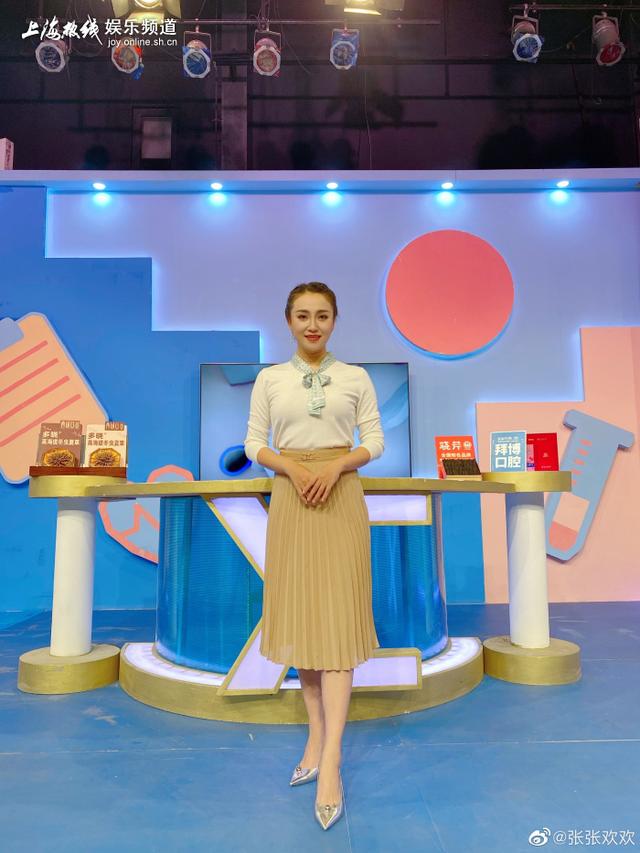 上海电视台42岁美女主播朱赤丹穿套装拍照发生图 结果身材全曝光了