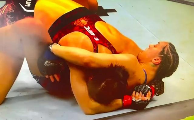 张伟丽碾压卫冕成功！赛后现场互动燃爆，对手11连胜神话被终结