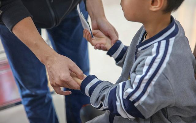 按摩艾灸刮痧 选手争秀绝活  石家庄中医适宜技术进万家技能才艺大赛启动