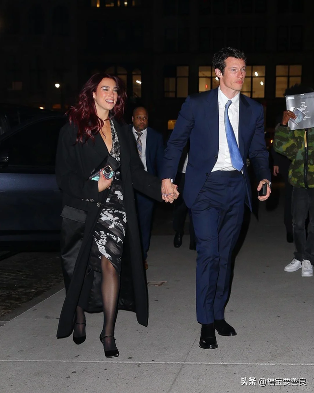 啪姐官宣恋情，给了大金毛一个名分！这嚣张的异性恋，真耀眼啊