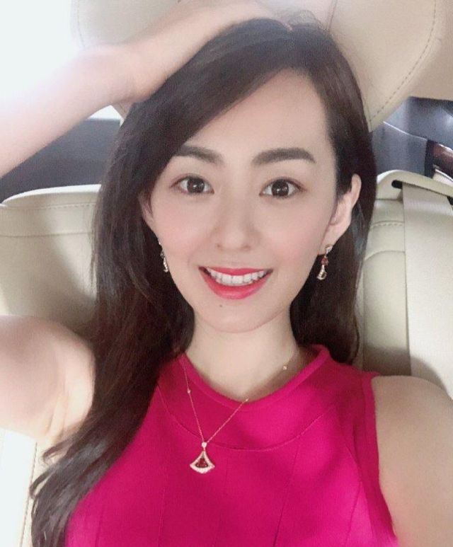 上海财经美女主持孙睿淇，台上台下都风光，婆家背景让人心生羡慕