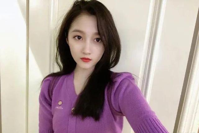 关晓彤新图修太过！现场直播真实状态暴露，发福变胖太尴尬