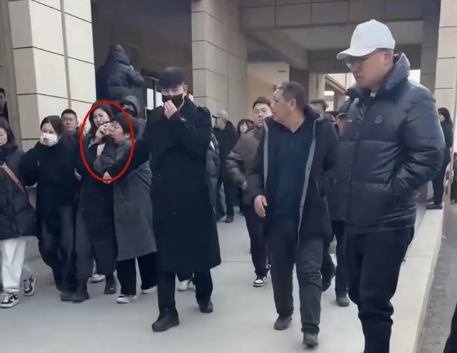 26岁网红葬礼成流量修罗场！生前最后一条动态曝光，全网痛心疾首