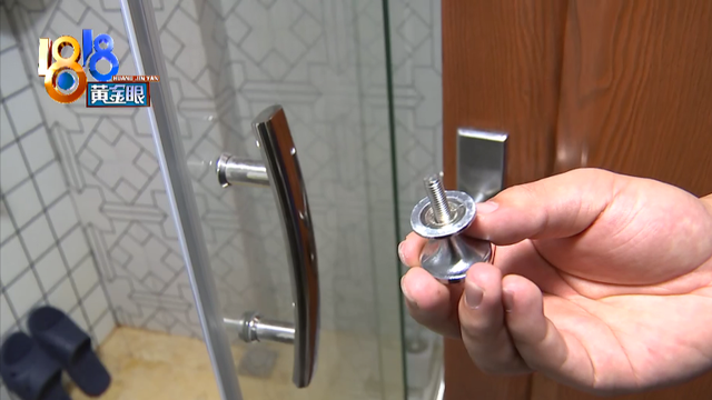 小张被浴室玻璃门割伤手，热搜第一！小伙误打误撞成了网红，刚刚记者又联系了小张