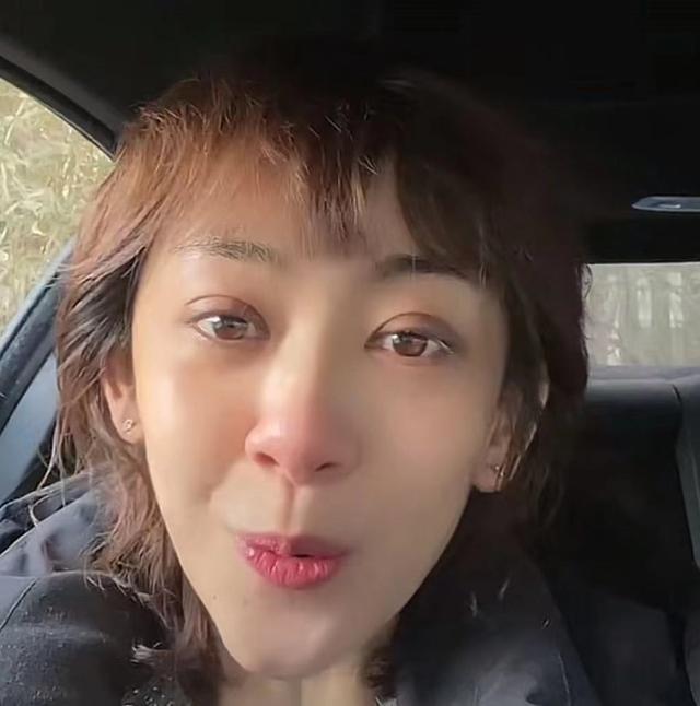 央视主持瑶淼近照大变样！眼皮发紫鼻尖通红，太憔悴消瘦惹人心疼