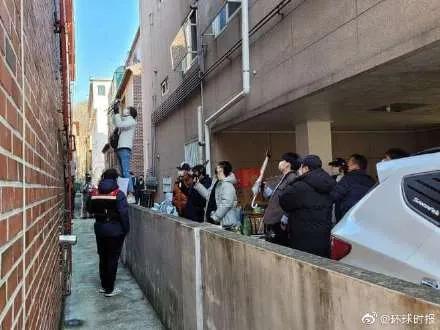 强奸8岁幼女的韩国“恶魔”出狱，身上羽绒服被扒，公司急了：求删掉logo