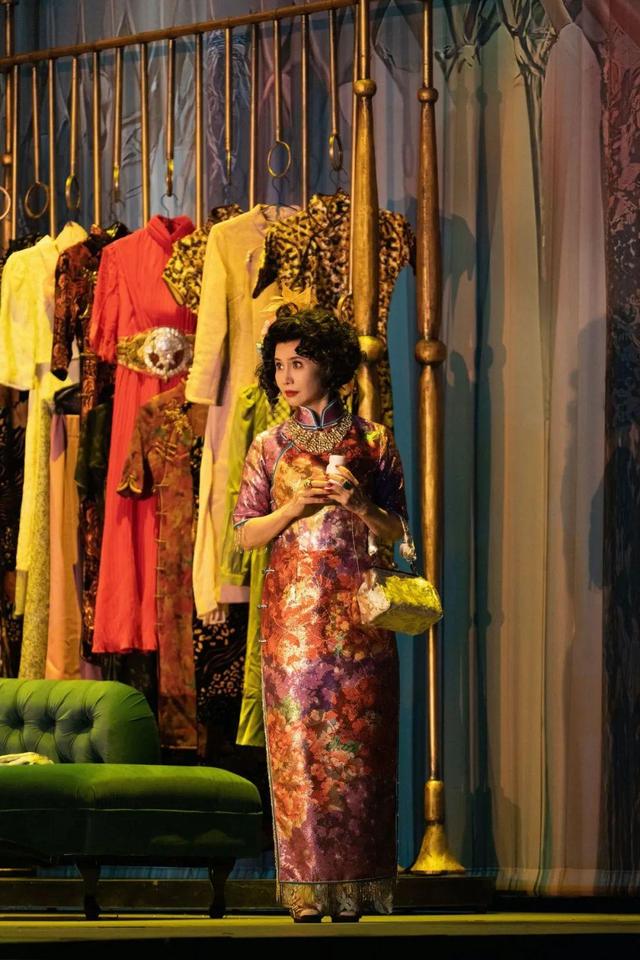 从央视著名女主播到浓妆艳抹的“顾八奶奶”，她的退休生活不寻常