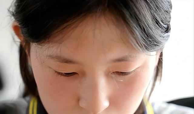 姜萍爆火后，网友眼尖发现她脸颊有北斗七星痣，是妥妥文曲星下凡