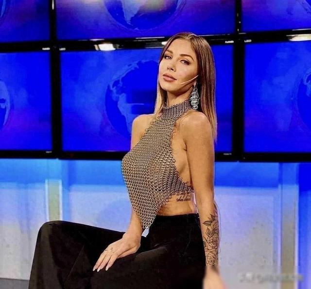 阿根廷电视台的美女主持人着大胆“真空装”引热议，你如何看待