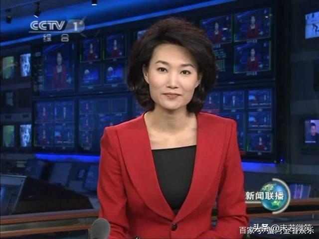 她是《新闻联播》主持人，摘下戴了13年的假发，减龄10岁不止！