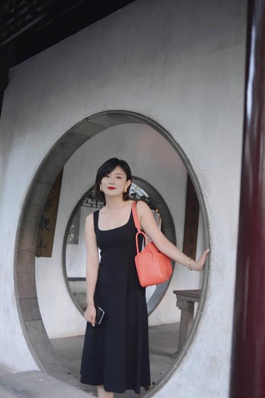 央视出美女！外景主持李七月穿小黑裙游苏州，身材丰腴太有女人味