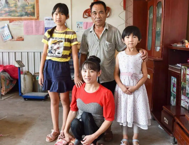 山东美女主播“爬行”生活36年，24岁嫁46岁男人，现在活成这样