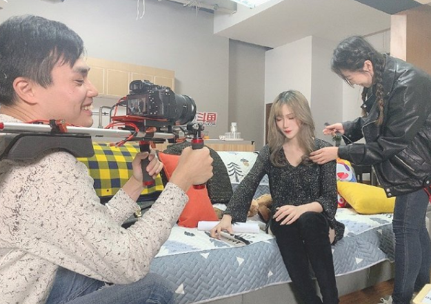 女主播受惩罚花样百出，喝水倒立家常便饭，男友视角摸腿谁能忍