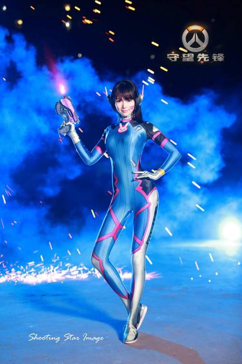这大长腿给满分 清纯萌妹cos《守望先锋》D.VA