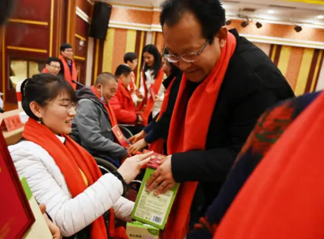 山东美女主播“爬行”生活36年，24岁嫁46岁男人，现在活成这样