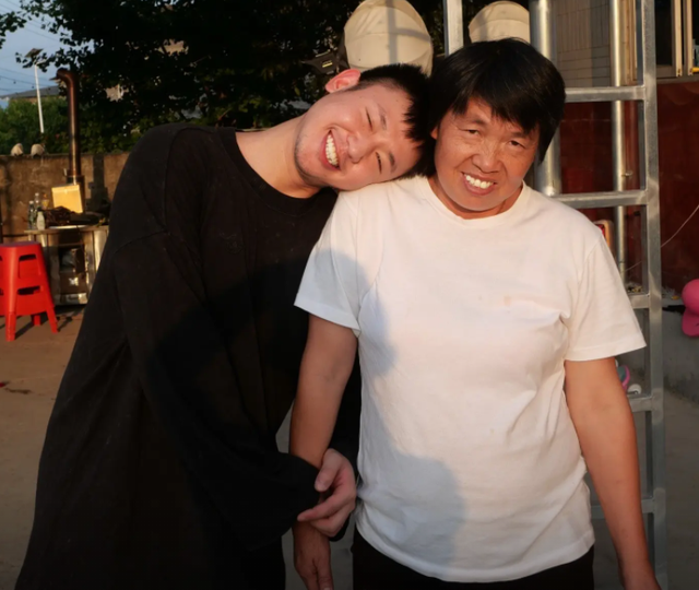 因一双高跟鞋改变命运，20多岁重庆小伙火出圈，央媒：正能量！