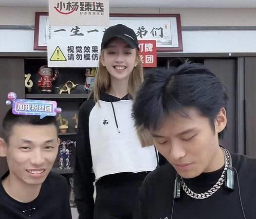 三只羊:性感美女主播卓仕琳,拌胸写真身材劲爆,连看99次啊!