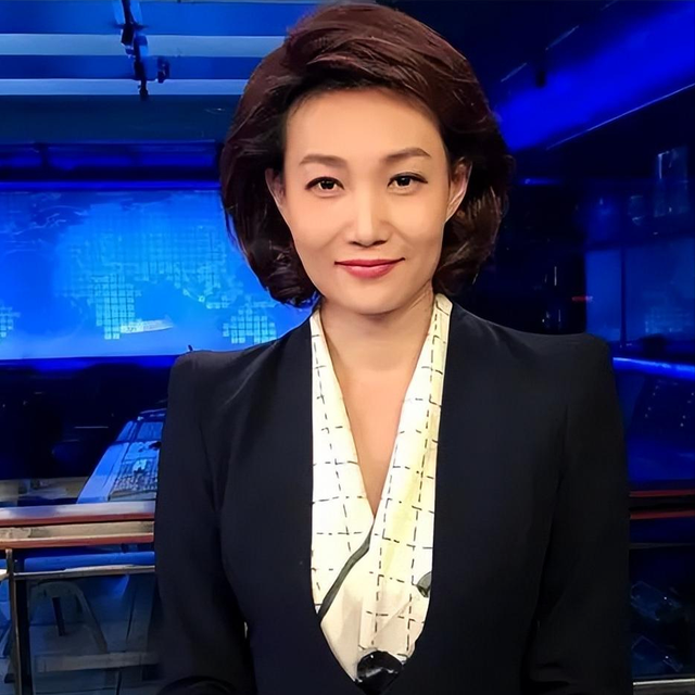 “央视国脸”李梓萌：47岁依然“未婚未育”的她，如今过的怎样