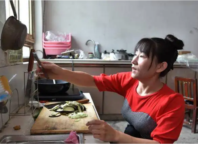 山东美女主播“爬行”生活36年，24岁嫁46岁男人，现在活成这样