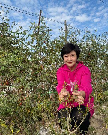 59岁崔佩仪遭路人「随机拍片恶整」!年轻人要她抓i狂笑:满受伤的