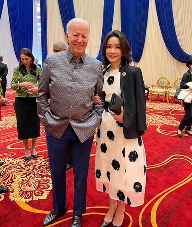 为何赫本抱患儿照片成永恒，韩国第一夫人抱患儿照片遭到群嘲