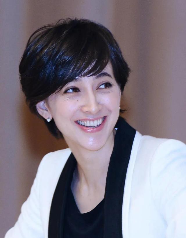 日本最美混血女主播：坐不正，专钓名二代，42岁挺着孕肚嫁入豪门