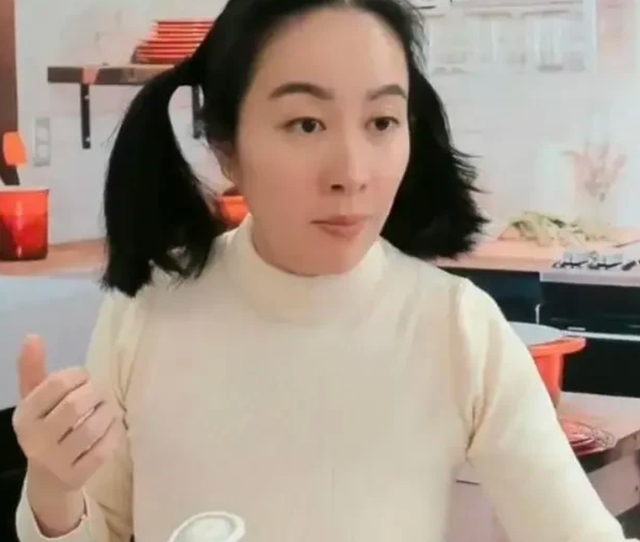 直播扮丑口喷脏话，荧幕女神“上官海棠”叶璇如今到底怎么了？