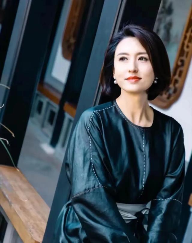 那些央视出品的女主持人有多绝!个个才貌双全,你最想娶哪一位?