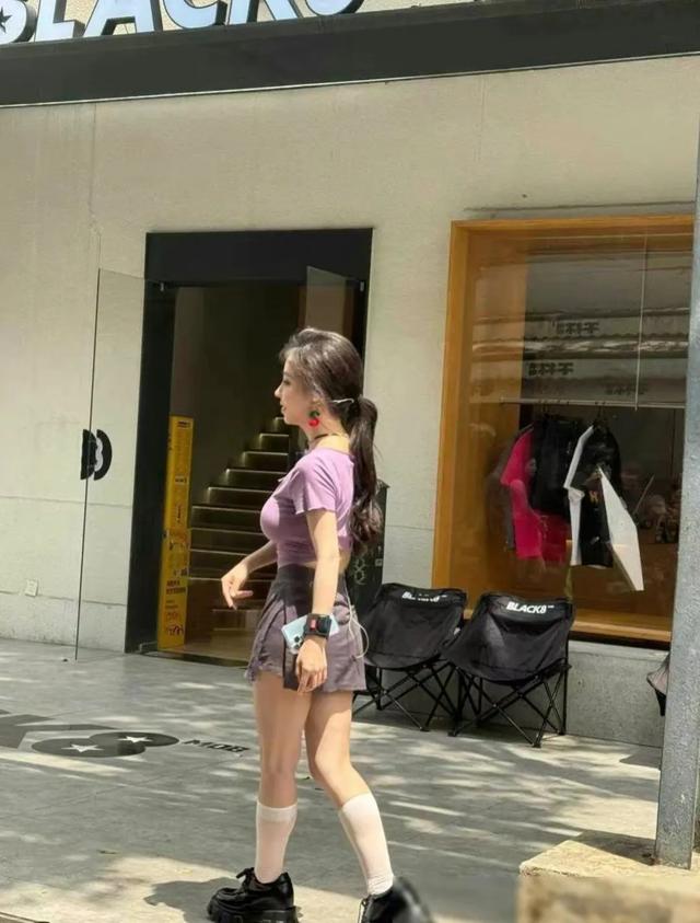 “最火主播”冯提莫现身成都,穿开叉裙秀胸型,网友:审美畸形了