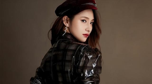 担任多部大尺度女一号，曾经红遍大江南北，如今改名换姓无人识