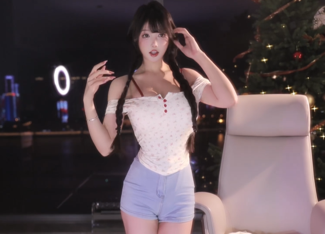 “大摆锤”黑丝上阵！超绝身材女主播米娜，这是要挑战超管底线！