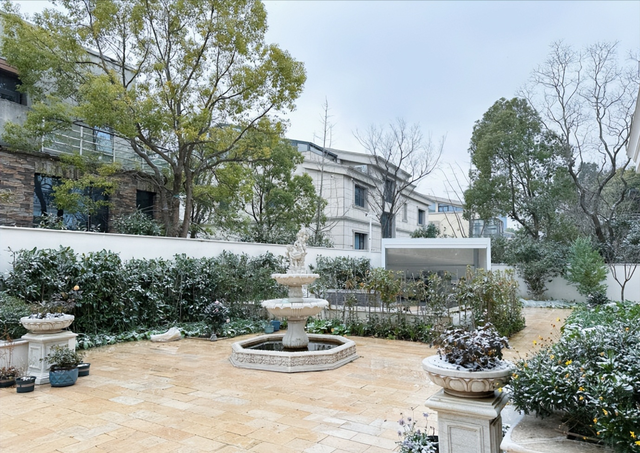 韩国小伙来中国10年，娶中国女网红住4000万别墅，直播抽奖险坐牢