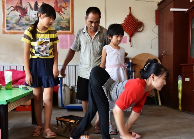 山东美女主播“爬行”生活36年，24岁嫁46岁男人，现在活成这样