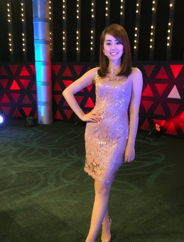 上海财经美女主持孙睿淇，台上台下都风光，婆家背景让人心生羡慕