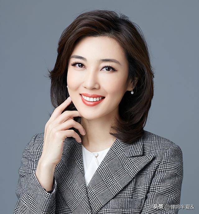 央视美女主持李红：经历逃婚，被造谣嫁入豪门，现在结局怎样了？