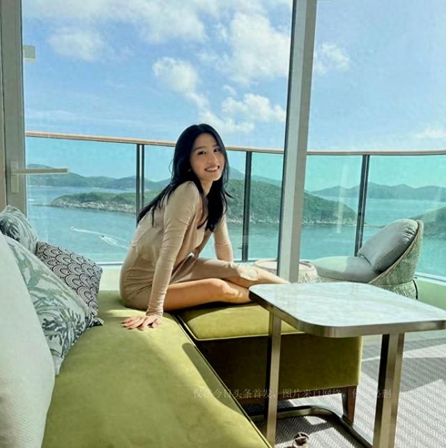 香港瑜伽女神与闺蜜夜蒲狂欢，贴身连衣裙秀好身材