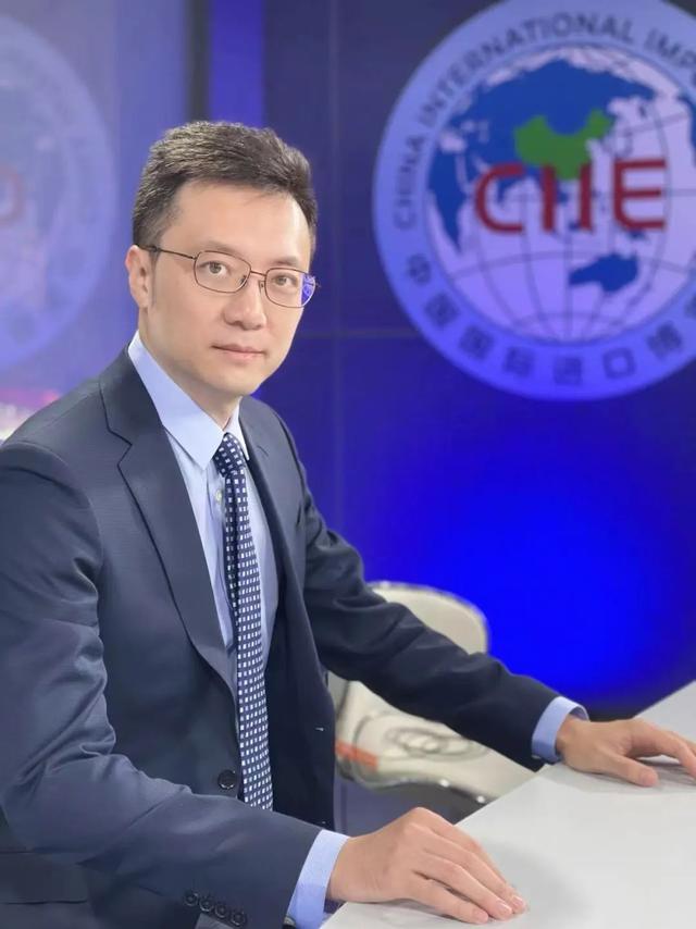 太亮眼！东方卫视“上新”首位00后女主播，已有百万粉丝！网友怒赞