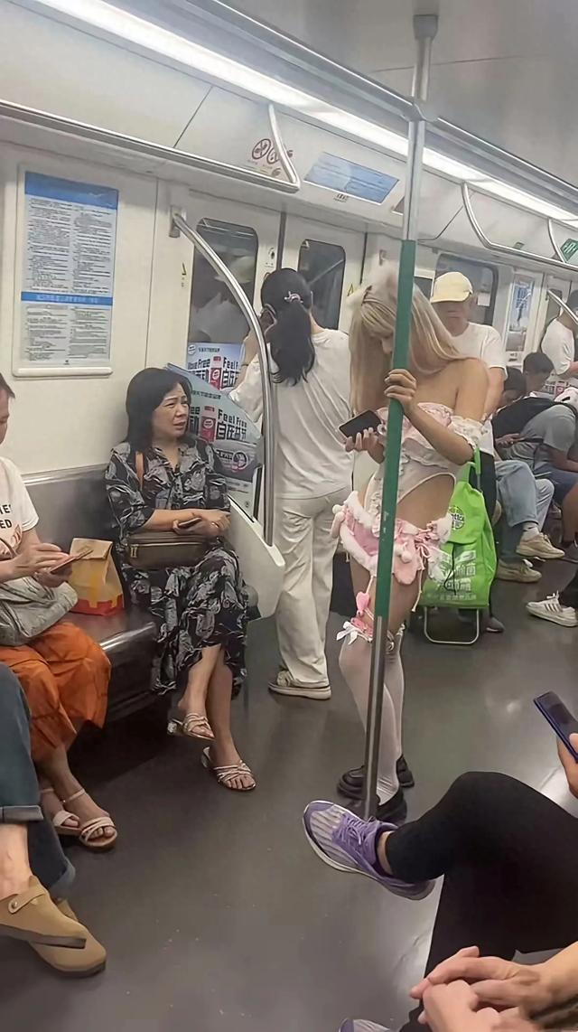 美女穿情趣内衣乘地铁,旁边大妈表情亮了