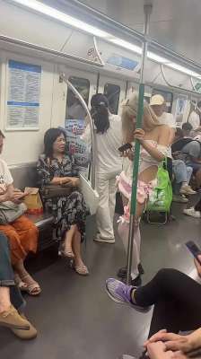 女主播朴妮唛情趣内衣(美女穿情趣内衣乘地铁，旁边大妈表情亮了)