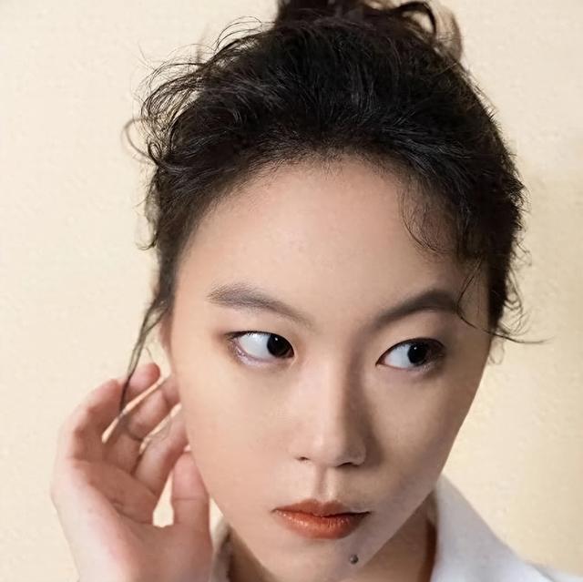 窦靖童洗掉虾线像换人，神似王菲，真空穿香奈儿，美得快认不出