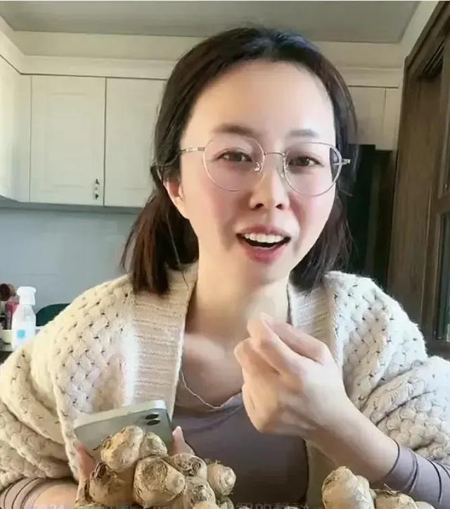 许妈直播提胡萝卜触景生情，是想念齐齐悦悦了吗？田静却闭口不谈