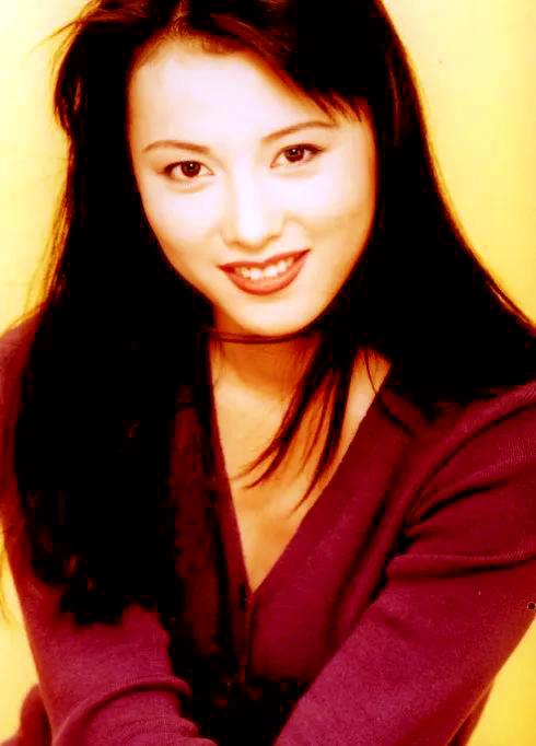央视著名主播梦桐:曾买不起出镜衣服遭讥讽,女孩适婚年龄就该嫁