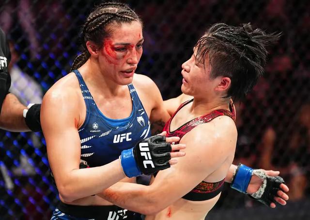 张伟丽碾压卫冕成功！赛后现场互动燃爆，对手11连胜神话被终结