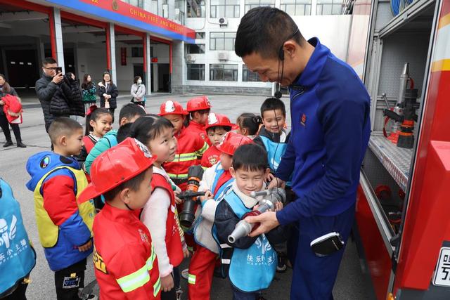 湖北潜江：可可爱爱！“小主播”变身消防员，争当“宣传小达人”