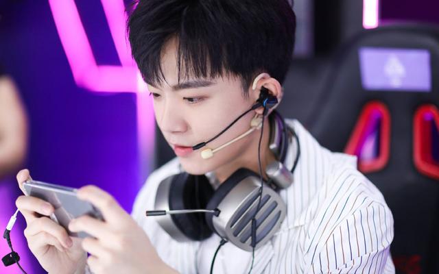 没眼看!李明德KTV唱嗨了,脱掉上衣坦胸露怀,旁边还有美女作陪