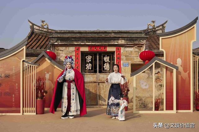 “85 后”福建女主播燃“村晚”，唱火木偶老戏